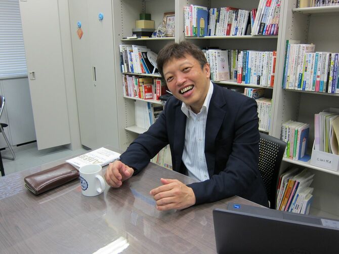 神奈川大学経済学部教授の寺嶋正尚さん