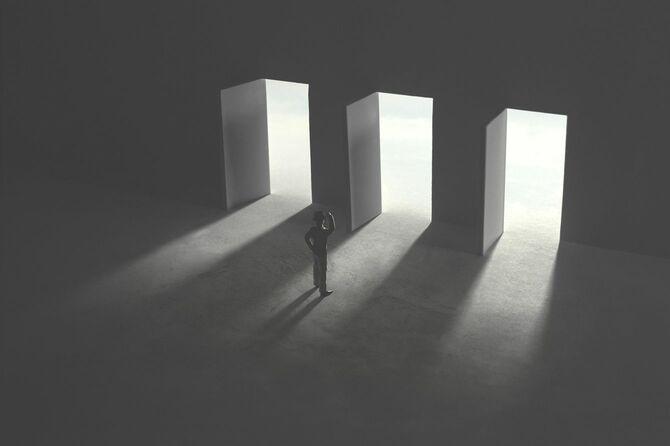3つのドアの前で悩む男