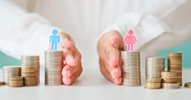 積み上げられた硬貨の上に立つ男女のイラスト