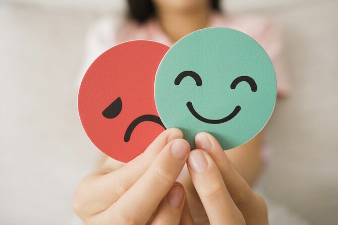 笑顔のマークと悲しい顔のマーク