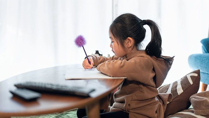 自宅で一人で勉強している小学生の女の子