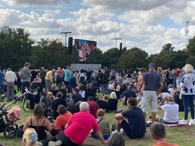 ハイドパーク内の公園に特設されたTVスクリーン前にも、女王の死を悼む大勢の人が