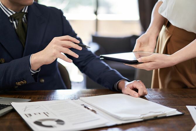 従業員の資料について話す管理職の男性