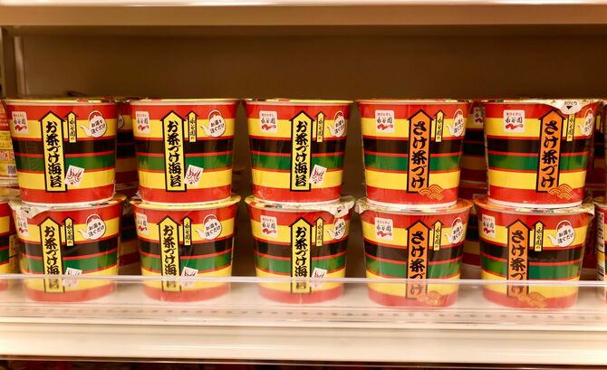 発売1年あまりで出荷数量1200万食を突破した永谷園「カップ入り お茶づけ海苔」と「カップ入り さけ茶づけ」
