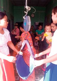 ミャンマーでは、母子保健推進員を養成し、妊産婦や母子を支援している。（写真提供：ジョイセフ）