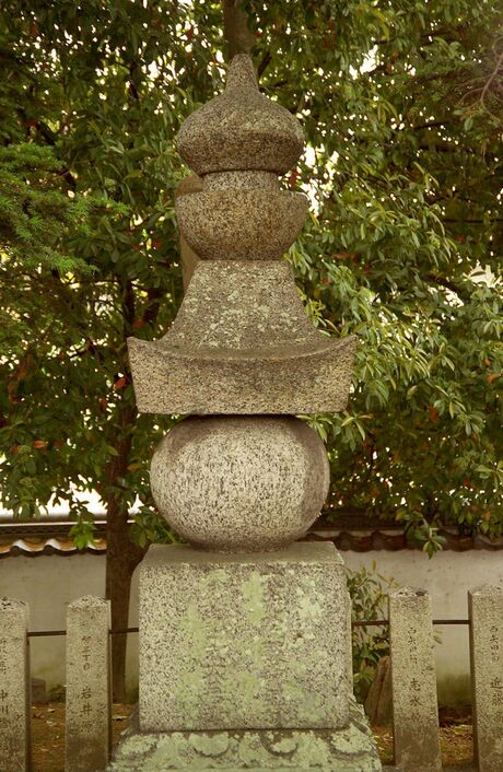 墓所「大納言塚」（奈良県大和郡山市）