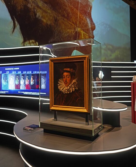 「エクスペリエンスエリア」の左手前に展示されている「伊東マンショ像」