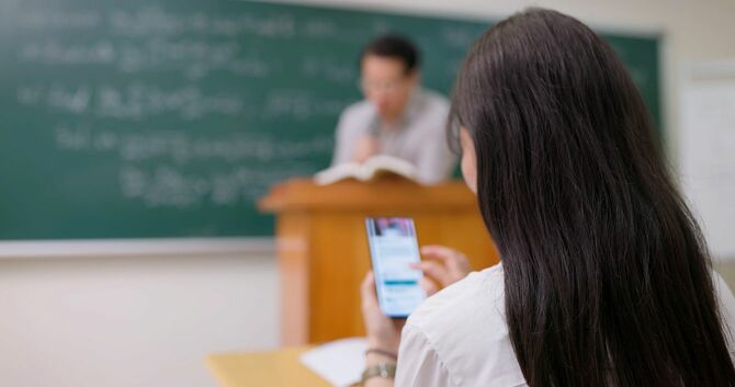 生徒がクラスでモバイルを使用する