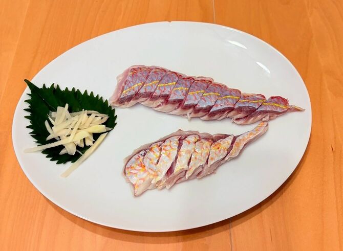 イトヨリの刺身（写真上）と酢締め。刺身は皮を引いて、酢締めは皮つきで違いを楽しみながら食べられます