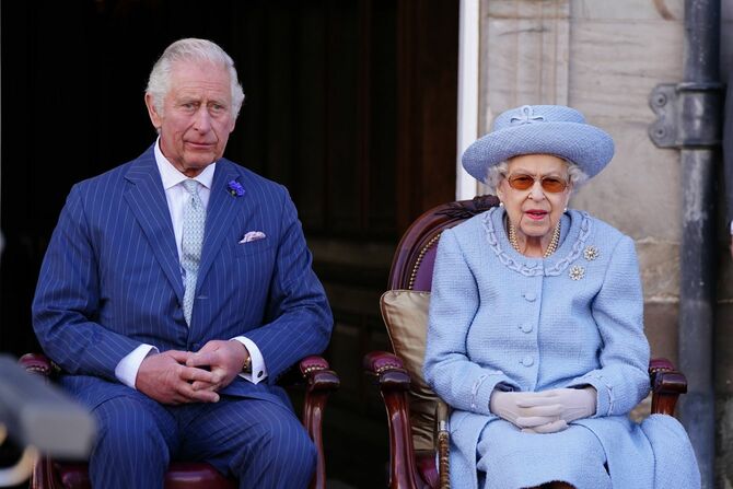 公務でスコットランドを訪問中の、生前のエリザベス女王（右）とチャールズ皇太子（新国王）＝2022年6月30日、イギリス・エディンバラ