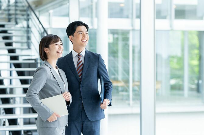 オフィスで働く青年たち