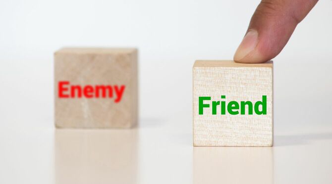 「敵」「友達」と描かれた木製ブロック