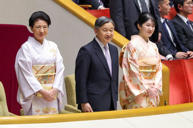 大相撲初場所の観戦のため、貴賓席に到着された天皇、皇后両陛下と長女愛子さま＝2026年1月18日、東京都墨田区の両国国技館