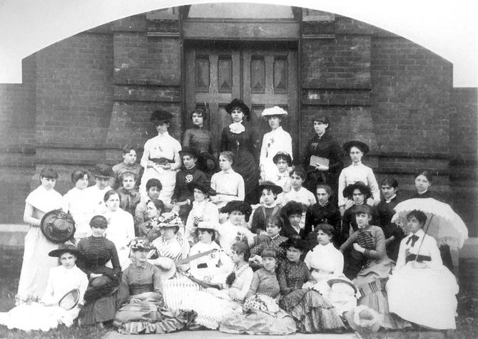 ヴァッサー大学1882年度卒業写真。4列目の左から5番目が捨松