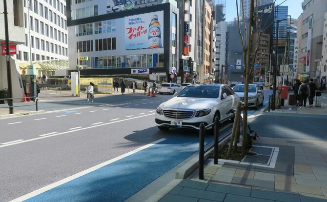 自転車専用レーンに2台続けて駐車していた