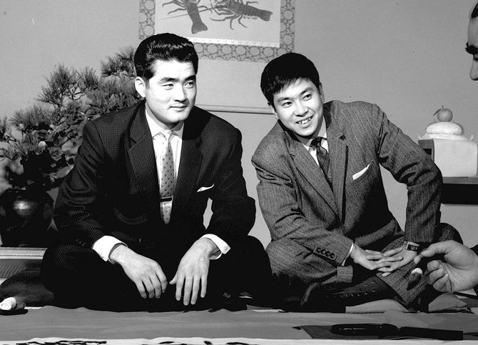 正月紙面用企画で並んで座る長嶋茂雄（左）と石原裕次郎＝1958年12月22日