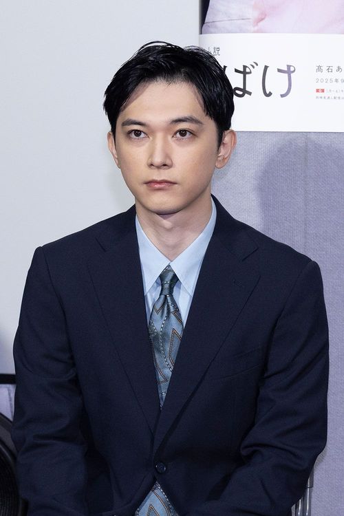 ヘブンをサポートする英語教師・錦織を演じる吉沢亮