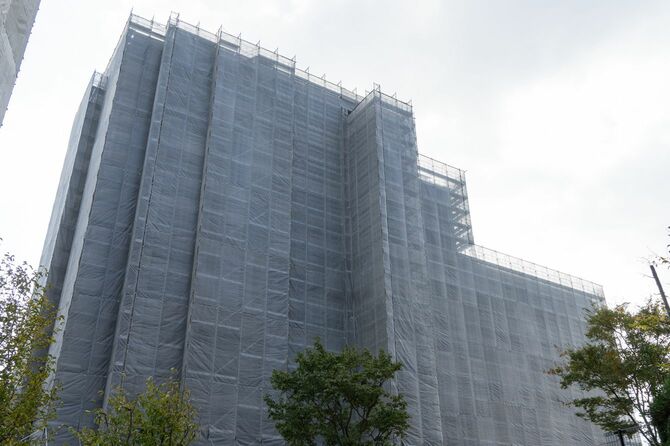 大規模修繕工事中の集合住宅