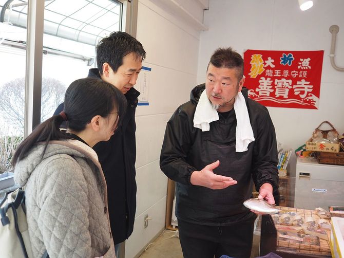 接客中の上田さん。あらゆる魚介類の魅力と食べ方を教えてくれます