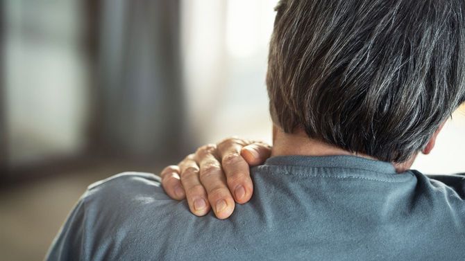 肩の痛みに苦しむ男性