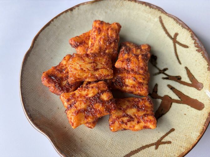 辛みと甘みのバランスが絶妙。ほんのりニンニクの香りがする「よっちゃんキムチあられ」