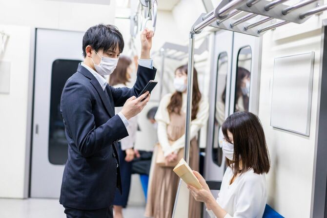 電車の中のマスクをつけた人々