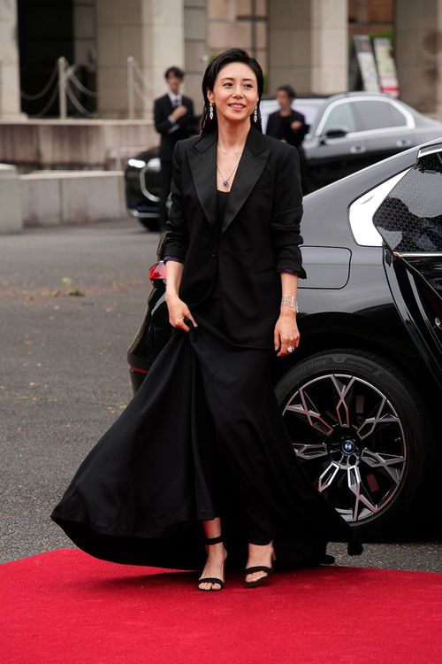 カルティエが日本に最初のブティックを開いてから50年を記念して開催した「カルティエと日本 半世紀のあゆみ『結 MUSUBI』展　美と芸術をめぐる対話」を訪れた松嶋菜々子さん（2024年6月10日、東京都台東区の東京国立博物館）