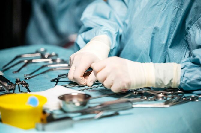 並んだ手術器具を触る医師