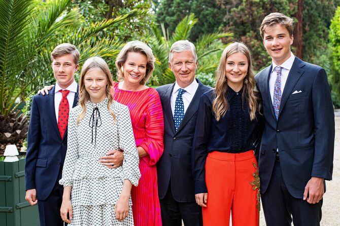 国王一家。左から次男のエマニュエル王子、次女のエレオノール王女、マティルド王妃、フィリップ国王、エリザベート王女、長男のガブリエル王子