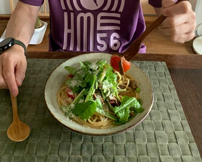 友人夫妻の翌日のランチ。アクアパッツァの残りスープでパスタを作るのは、鍋物の残り汁にうどんを入れるのと同じ発想ですね（友人撮影）