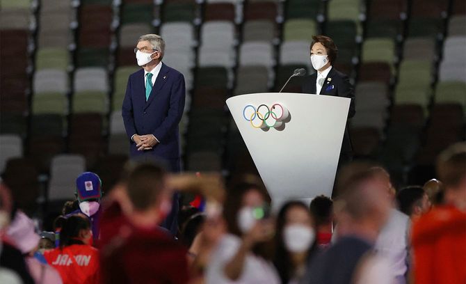 閉会式であいさつする東京五輪・パラリンピック大会組織委員会の橋本聖子会長（右）、左は国際オリンピック委員会（IOC）のトーマス・バッハ会長