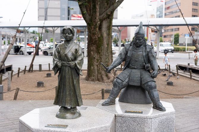 静岡駅の竹千代（徳川家康）像と今川義元像、2025年8月