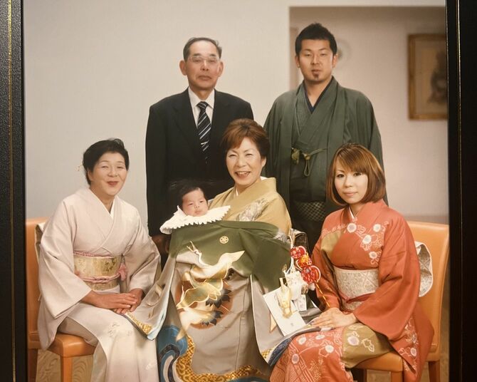 後列左が忠司さん、前列右端が奈緒美さん