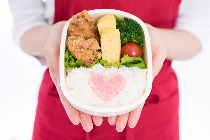 ご飯の部分にハートマークがあしらわれた手作り弁当