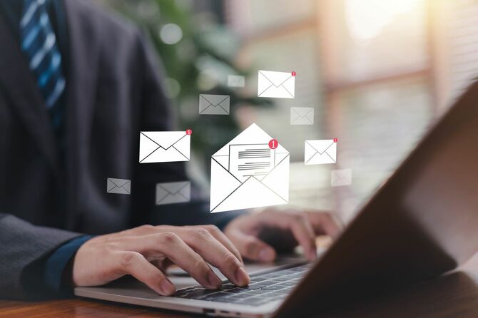 ノートパソコンでメールチェックをしているビジネスマンの手元