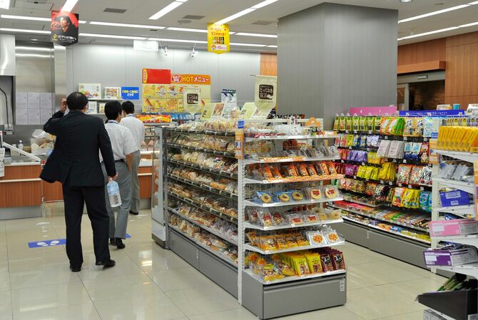 2009年9月1日、コンビニエンスストアの店内（東京都）