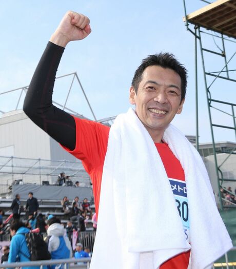 東京マラソンを完走し、ガッツポーズするフリーアナウンサーの宮根誠司さん
