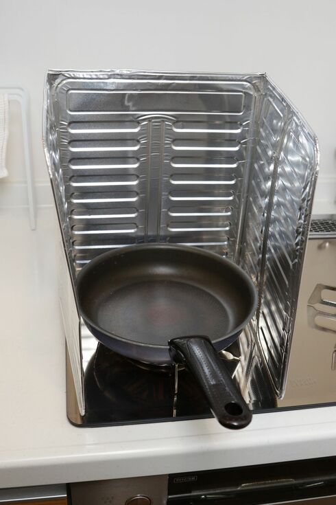 1口コンロ用の油跳ねガードを使えば、油の跳ねを防止できる