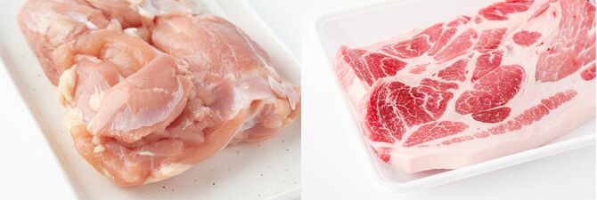 皿に盛られた生鶏もも肉、トレイに新鮮な豚肩ロース