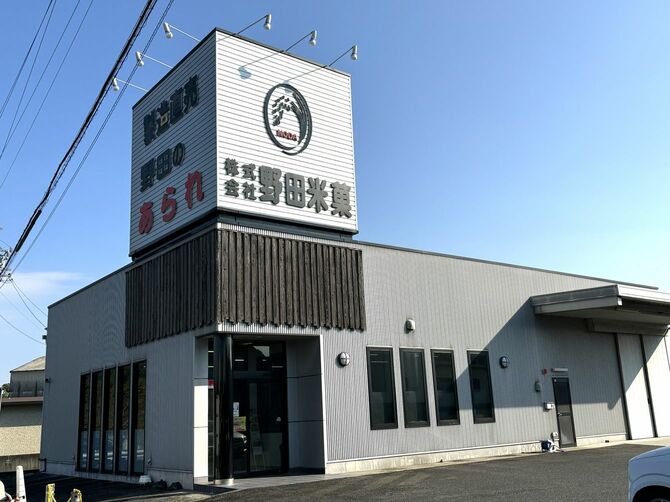 2004年にオープンした直営店の、スタイリッシュな白色の外観。ロゴは、「誰がどのタイミングで作ったか知らない」と恵子さんは笑う