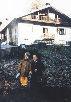 2000年、イタリアにて。息子のデルス君（当時5歳）とリョウコさん。ヤマザキさんの夫の実家の前で記念撮影。