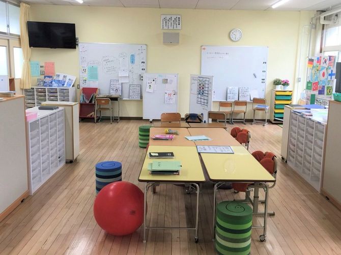 狛江第三小学校の特別支援学級の教室。ゆらゆら揺れる椅子やバランスボール、体をしっかりとホールドする椅子などから選べる