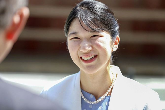 「フェルメール《真珠の耳飾りの少女》展」の鑑賞のため、大阪中之島美術館に到着された愛子さま＝2026年8月20日午後、大阪市（代表撮影）