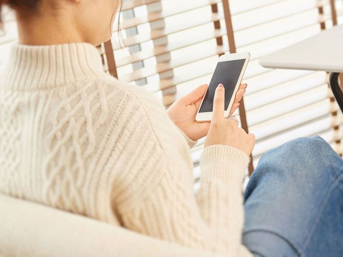 スマホを使用する女性