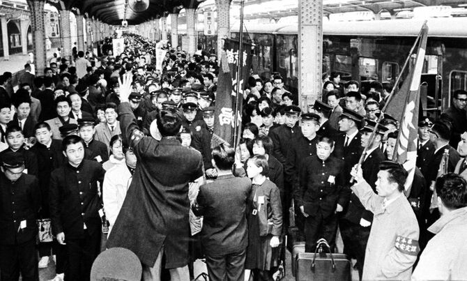 集団就職列車で地方から上京した中卒者たち。高度経済成長期を迎えた都会では働き手が不足しており、彼らは「金の卵」と呼ばれて重宝された＝1964（昭和39）年3月18日、東京・上野駅 「ザ・クロニクル 戦後日本の70年」第3巻使用画像