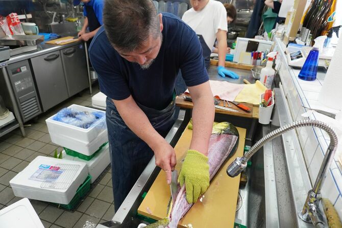 シイラの体表にはヒスタミン中毒を引き起こす細菌が付着していることがある。鱗を引く場合は皮をキレイに水洗いしてよく拭くこと。今回は皮ごと除去しました