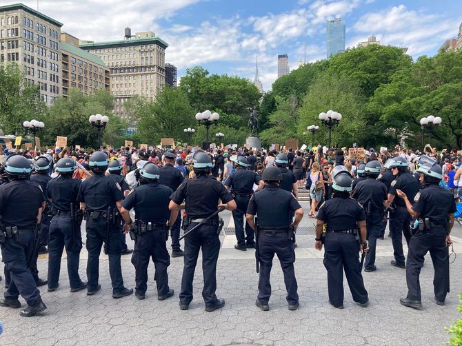 NY市警の警察官が遠目に取り囲む中、開催された抗議デモ（筆者撮影）