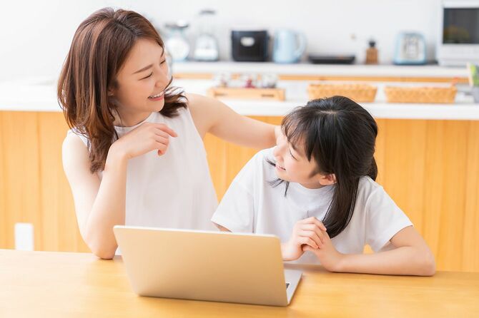 親と娘、ラップトップコンピュータ