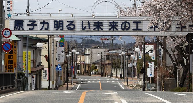 人けのない福島県双葉町の道。3月11日の地震と津波によって引き起こされた原子力発電所の事故によって人々は避難を余儀なくされた＝2011年4月18日