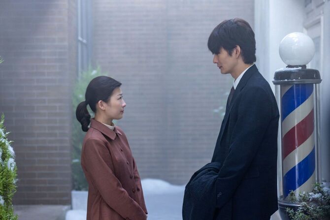 連続テレビ小説「虎に翼」第19週より、主人公の寅子（左・伊藤沙莉）と星航一（岡田将生）